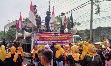Demo Blokade Jalan, Massa Tuntut Perusahaan Kayu Gresik Pekerjakan Warga Lokal