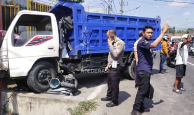 Oleng, Truk di Pare Kediri Tabrak Pengendara Motor Hingga Luka Serius