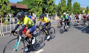 Ratusan Atlet Balap Sepeda Berlaga di Criterium Race 2023 Polres Situbondo