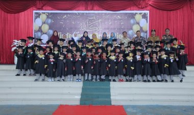 Bunda Paud Lepas Siswa TK S Darusalam Islamic School