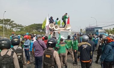 Demo Buruh Tuntut Tenaga Kerja Lokal di Gresik Ricuh