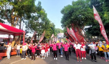 HUT Bhayangkara ke 77, Ribuan Warga Padati Pertigaan Patung Mastrip Goyang Sehat Bersama Jihan Audy