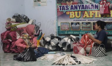 Usai Digerus Pandemi, Ibu di Kediri Berdayakan Warga Lewat Kerajinan Tas Anyam Plastik