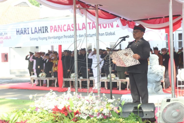 Kenakan Baju Khas Banyuwangi, Wabup Sugirah Pimpin Upacara Hari Lahir Pancasila