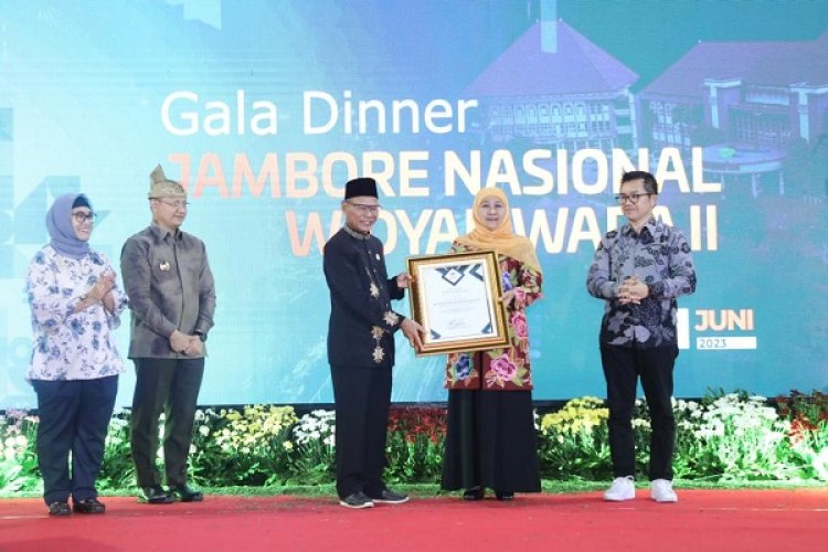Berkontribusi Kemajuan Pengembangan Kompetensi SDM ASN, Gubernur Khofifah Raih Penghargaan APWI