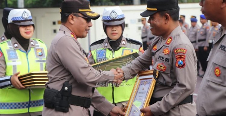 Kapolres Trenggalek Berikan Penghargaan kepada Belasan Personel