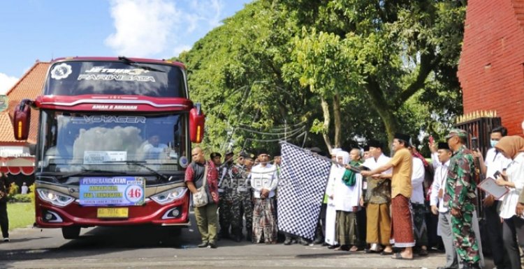 Bupati Trenggalek Berangkatkan Ratusan CJH  Asal Trenggalek
