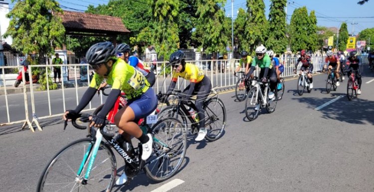 Ratusan Atlet Balap Sepeda Berlaga di Criterium Race 2023 Polres Situbondo