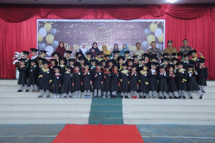 Bunda Paud Lepas Siswa TK S Darusalam Islamic School