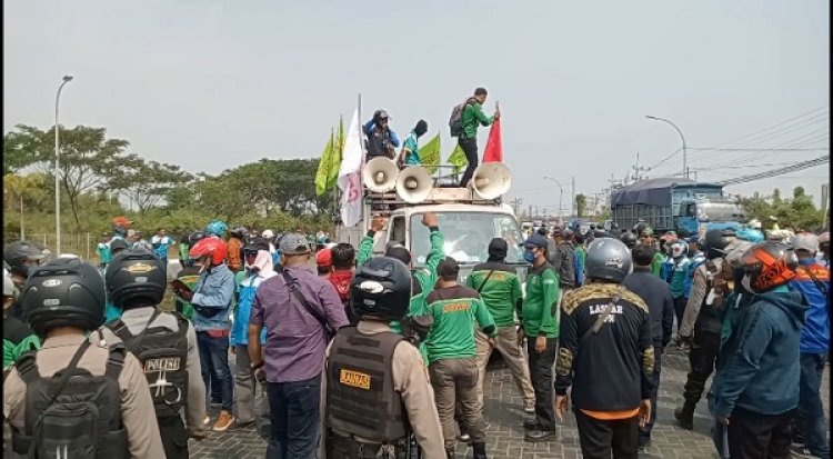 Demo Buruh Tuntut Tenaga Kerja Lokal di Gresik Ricuh