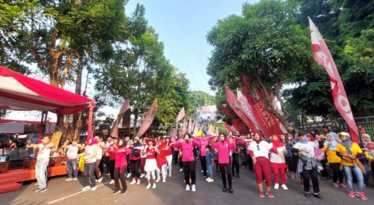 HUT Bhayangkara ke 77, Ribuan Warga Padati Pertigaan Patung Mastrip Goyang Sehat Bersama Jihan Audy