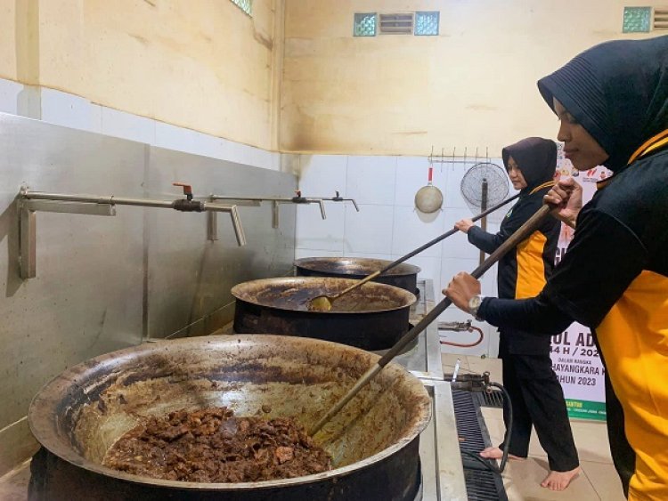 Polwan Polres Gresik Masak Dading, Dibagikan ke Ponpes