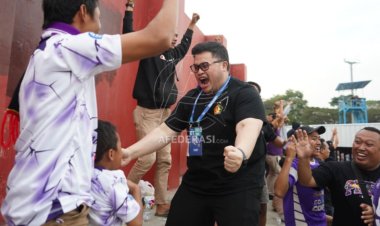 Ekspresi Bupati Kediri Hanindhito Himawan Pramana Pertama Nribun Setelah Jadi Dewan Pembina Persik