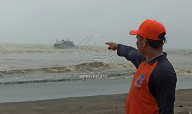 Cuaca Buruk, KM. Jaya Utama 12 Kandas di Pantai Niyama, Puluhan ABK masih Terjebak diatas kapal