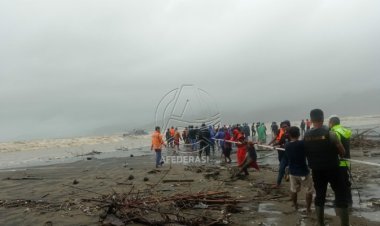 Evakuasi ABK KM. Jaya Utama 12 di Pantai Niyama Berlangsung Dramatis, Satu ABK Dinyatakan Kritis