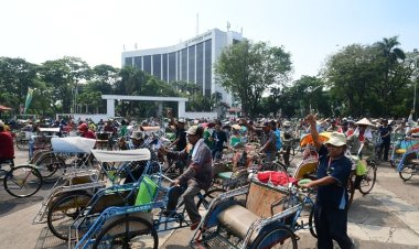 Ratusan Abang Becak Antri Sembako dan Uang Tunai, Berkah Berbagi 51 Tahun Petrokimia Gresik