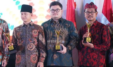 Bupati Kediri Dapat Penghargaan Pembina Koperasi Andalan dari Dekopin