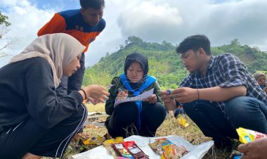 Ratusan Relawan Bersihkan Sampah Pantai Klatak, Sampah Tahun 90 an Masih Ditemukan