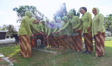 Sambut HUT Adhyaksa Ke-63, Kejari Banyuwangi Gelar Tabur Bunga Kenang Jasa Pahlawan