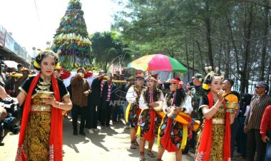 Grebek Suro Ditunda, Dana Dialihkan Pembersihan Sampah Menumpuk
