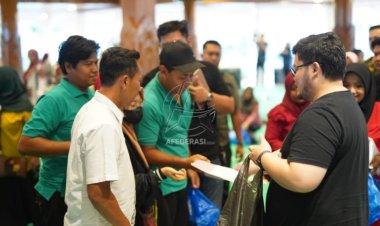 Sambut HUT RI ke 78, Mas Dhito Bagikan Bendera pada Acara Jumat Ngopi