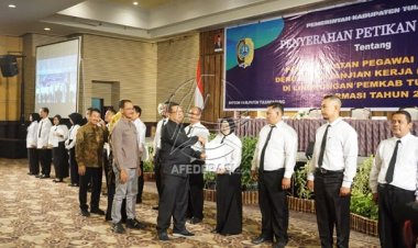 Bupati Maryoto Serahkan Petikan SK kepada 1427 PPPK Guru Formasi 2022