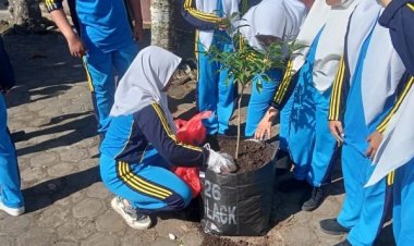 Wujudkan Sekolah Adiwiyata, SMAN Jenggawah  Tanam Pohon