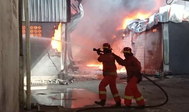 Pabrik Plastik Terbakar, Kerugian Ditaksir Puluhan Milyar