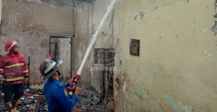 Lampu Emergency Meledak, Rumah Warga Ngunut Terbakar