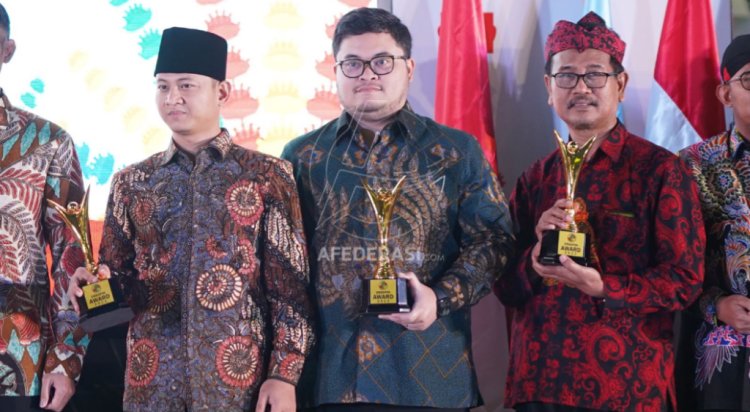 Bupati Kediri Dapat Penghargaan Pembina Koperasi Andalan dari Dekopin