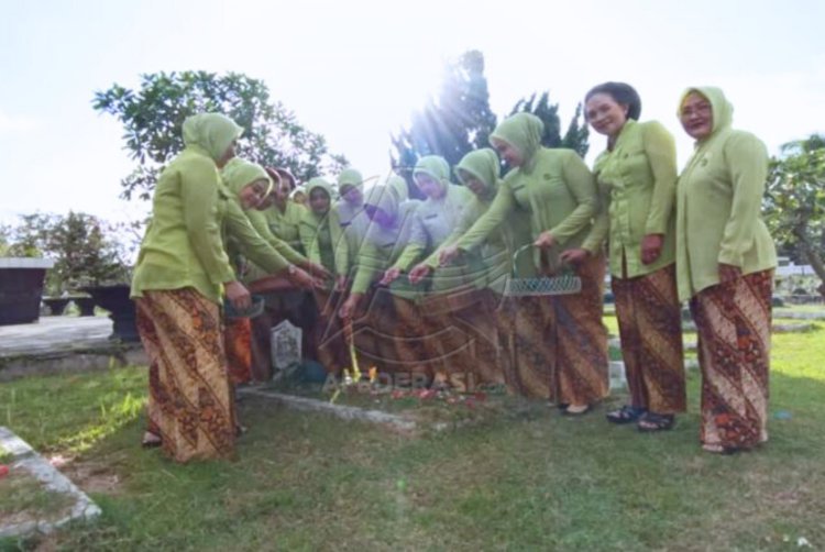 Sambut HUT Adhyaksa Ke-63, Kejari Banyuwangi Gelar Tabur Bunga Kenang Jasa Pahlawan