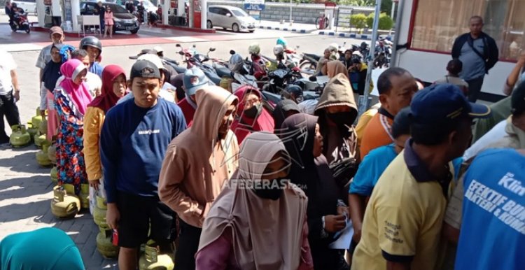 Demi Dapatkan Gas Melon 3 Kilogram, Warga Rela Antri Hingga 4 Jam