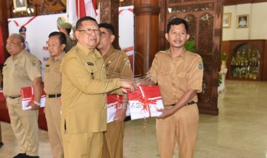Jelang HUT Kemerdekaan RI, Bupati Tulungagung Bagikan Puluhan Ribu Bendera