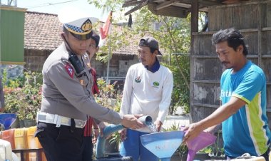 Polres Gresik Berikan Bantuan Air Bersih saat Krisis Air Bersih Melanda