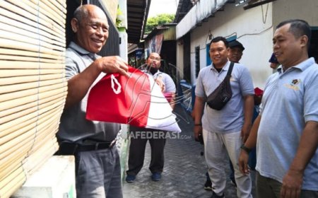Semarakan HUT Kemerdekaan RI ke-78, PWI Tulungagung Bagikan Bendera Merah Putih ke Warga