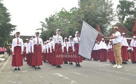 Sekda Trenggalek Berangkatkan Lomba Gerak Jalan