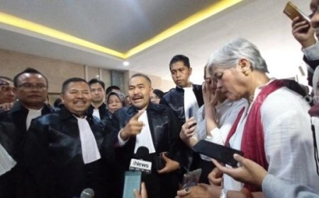 Geruduk Bareskrim, Puluhan Pengacara Bertoga Kawal Kamaruddin Simanjuntak usai Tersangka: Save Advokat!