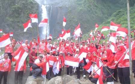 Wisata Air Terjun Ponot Dihiasi Bendera Merah Putih