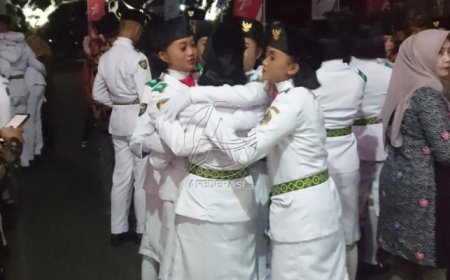 Lantaran Ortu Dirawat di Rumah Sakit, Satu Paskibraka Tulungagung Tak Dapat Membendung Air Mata Saat Prosesi Pengukuhan