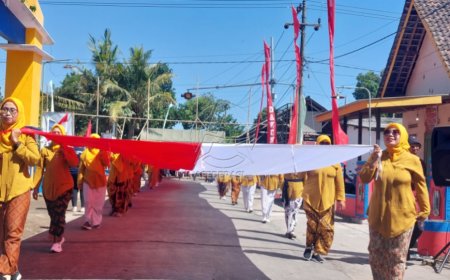Mas Dhito Apresiasi Penjahit Bendera Merah Putih 1000 Meter Asal Desa Dawung