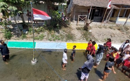 Relawan Gusdurian Pare Gelar Upacara Bendera di Tengah Sungai