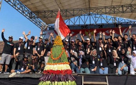 Gunungan Tumpeng Hasil Bumi, Tradisi Sedekah Bumi Wujud Syukur Warga di Gresik