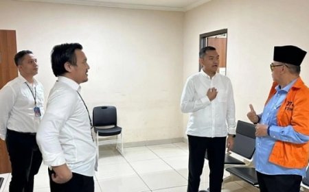 2 Pengurus Yayasan Al Zaytun Diperiksa Bareskrim, Foto Panji Gumilang Asyik Ngobrol hingga Acungkan Jempol ke Penyidik