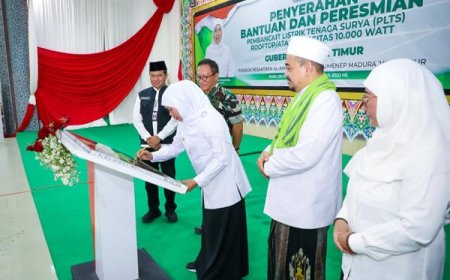 Gubernur Khofifah Resmikan PLTS Atap 10.000 Watt di Ponpes Al-Amien Sumenep
