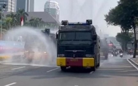 Viral Polisi Kurangi Polusi Pakai Water Cannon, Warganet Geleng-geleng: Teori Darimana?