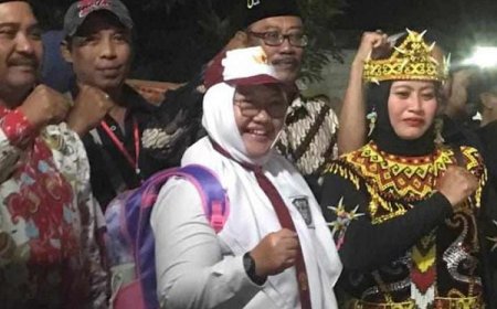 Kenang Masa Sekolah, Wabup Gresik Pakai Kostum Seragam SD