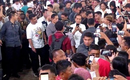 Ini Sosok Emak-Emak Nekat Pelempar Sandal ke Jokowi, Pernah Ungkap Kasus Pungli