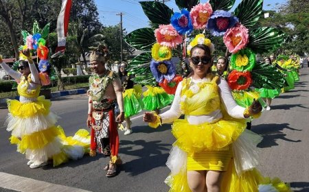 Ragam Kostum Unik Dari Daur Ulang Sampah Warnai Festival Kreasi Desa