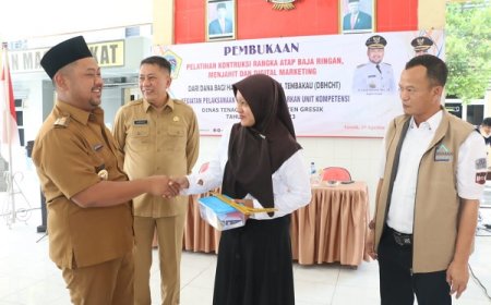 Bupati Gresik Fandi Akhmad Yani ketika membuka pelatihan keterampilan kerja bersertifikat Badan Nasional Sertifikasi Profesi (BNSP). (Fahrudin/afederasi.com)