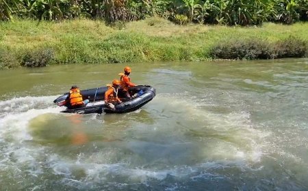 Pamit Keluar Bermain, Pelajar SDN  Gresik Tenggelam di Sungai Kalimas Belum Ditemukan
